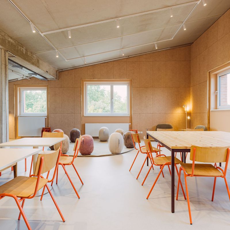 Gemütlicher Raum mit Tischen und Stühlen