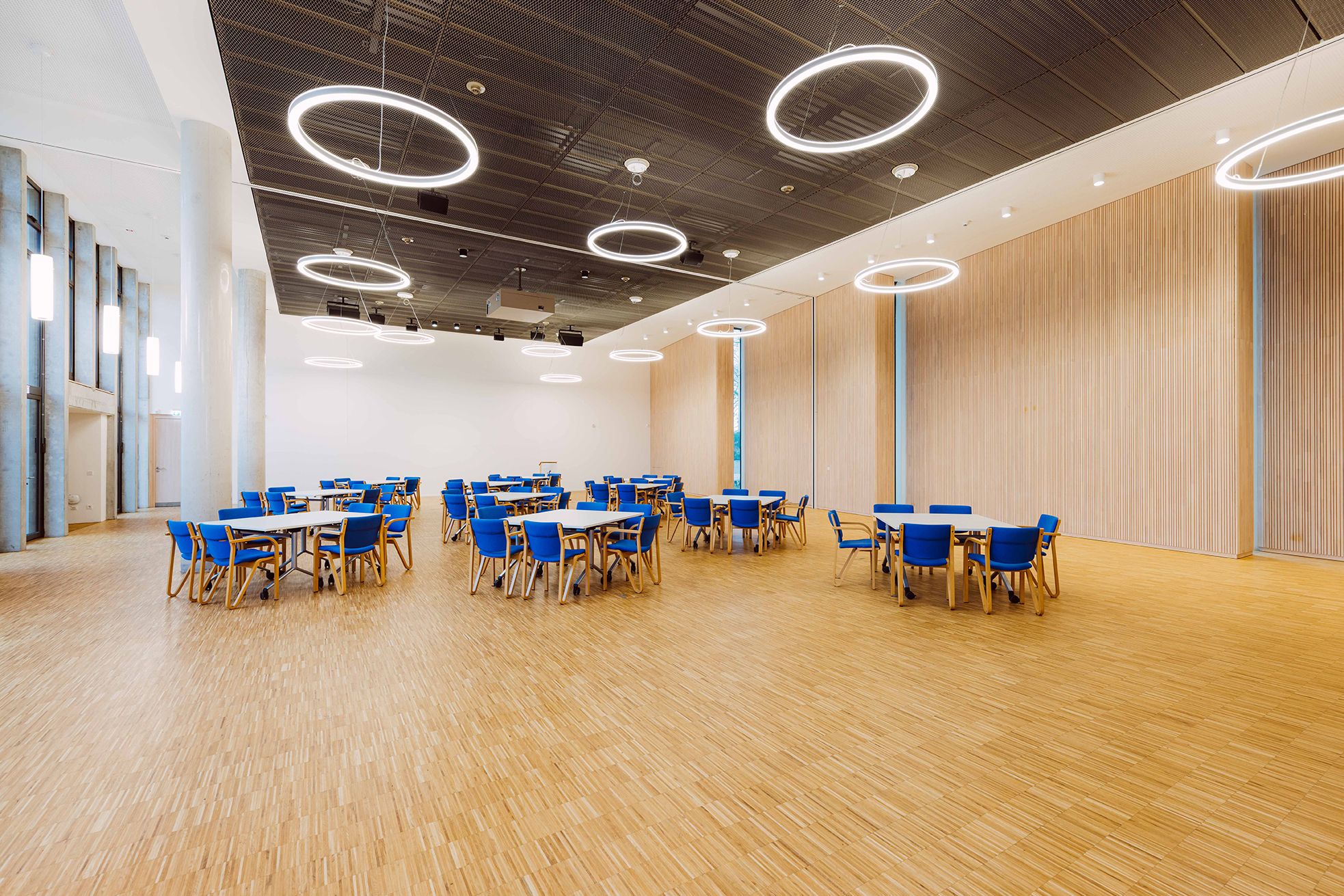 Großer heller Saal mit Tischen und Stühlen